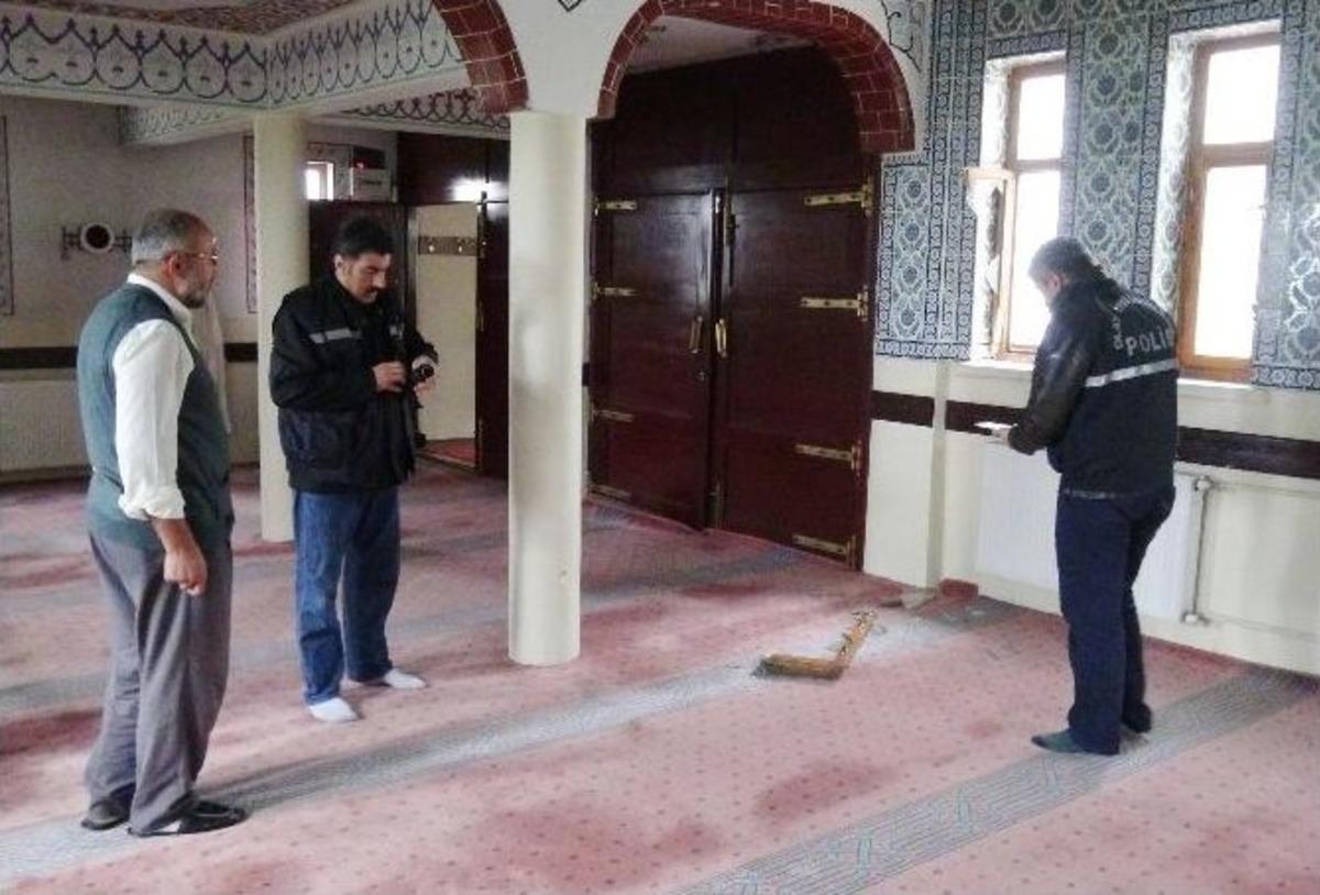 (&ouml;zel Haber) Bir Gecede &Uuml;&ccedil; Cami Soyuldu