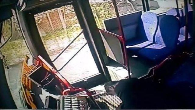 Özel Halk Otobüsü'nün Odun Toplayan 2 Kadını Ezdiği Kaza Kamerada