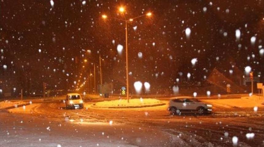 Erzurum, Kars Ve Ardahan'a Yağan Kar Yolları Kapattı