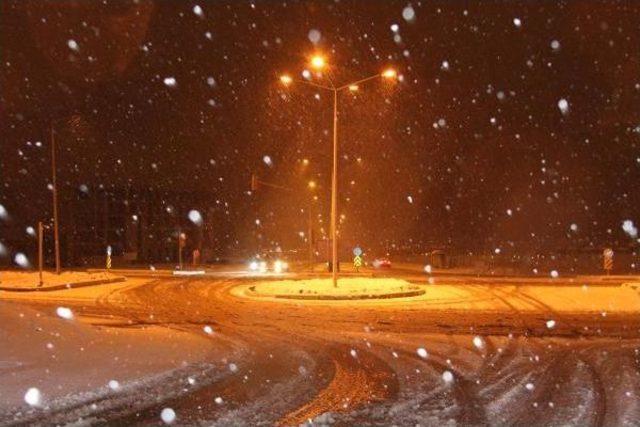 Erzurum, Kars Ve Ardahan'a Yağan Kar Yolları Kapattı
