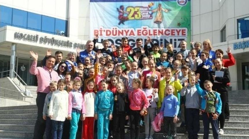 D&uuml;nya &Ccedil;ocuklarına Sıcak Karşılama