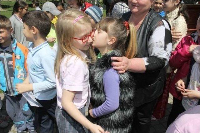 D&uuml;nya &Ccedil;ocuklarına Sıcak Karşılama 2