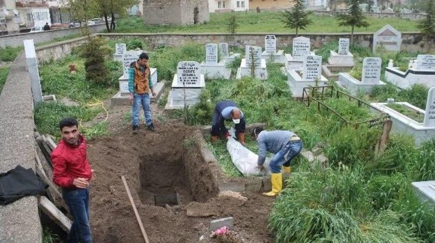 Altı Ay &Ouml;nce &Ouml;len Suriyelinin Cenazesi Kobani&rsquo;ye G&ouml;t&uuml;r&uuml;ld&uuml;
