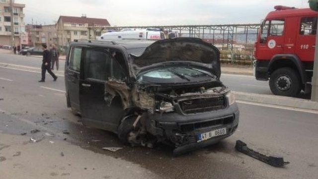 Darıca'da Kaza: 3'ü Öğrenci, 4 Yaralı