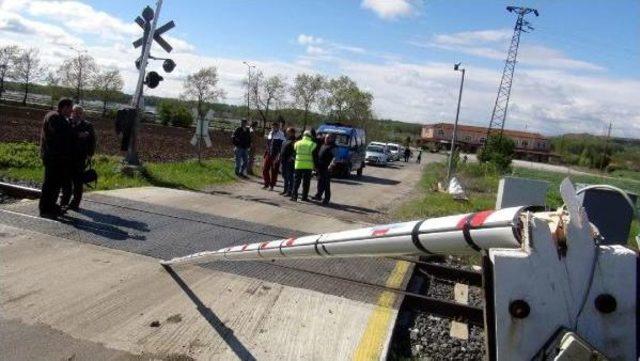 Hemzemin Geçitte Yol Bakım Aracı Çarpan Motosikletli Öldü