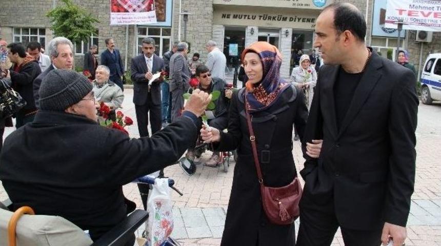 Elazığ&rsquo;da Engelliler G&uuml;l Dağıttı