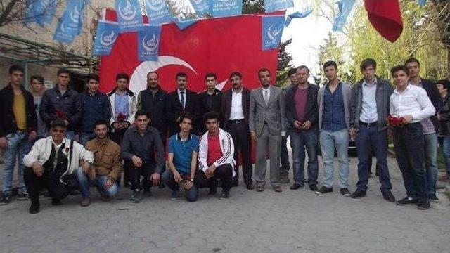 Ülkü Ocakları Kutlu Doğum Haftası Sebebiyle Gül Dağıttı 3