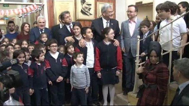 Ermeni İlkokulu'nda Bakan Bozkır'dan Öğrencilere Alkış
