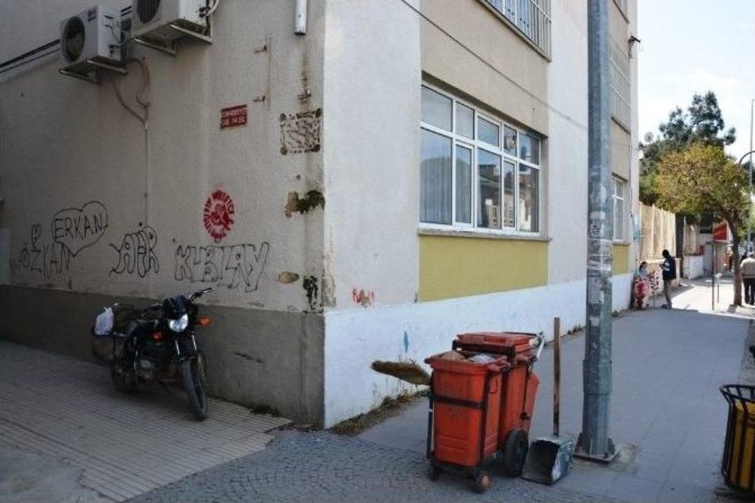 Okul Duvarlarına Parti İlanları Yazılması Tepki &Ccedil;ekiyor