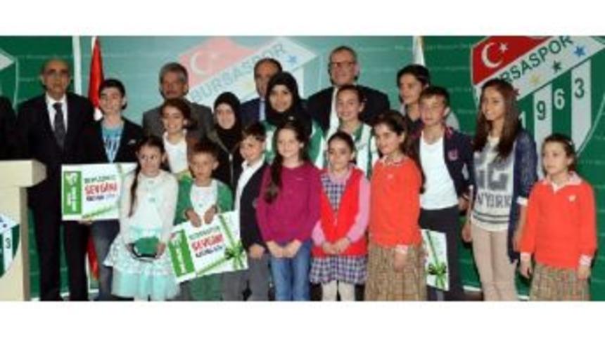 Bursaspor Sevgisini Kağıda D&ouml;ken &Ouml;ğrenciler &Ouml;d&uuml;llerini Aldı