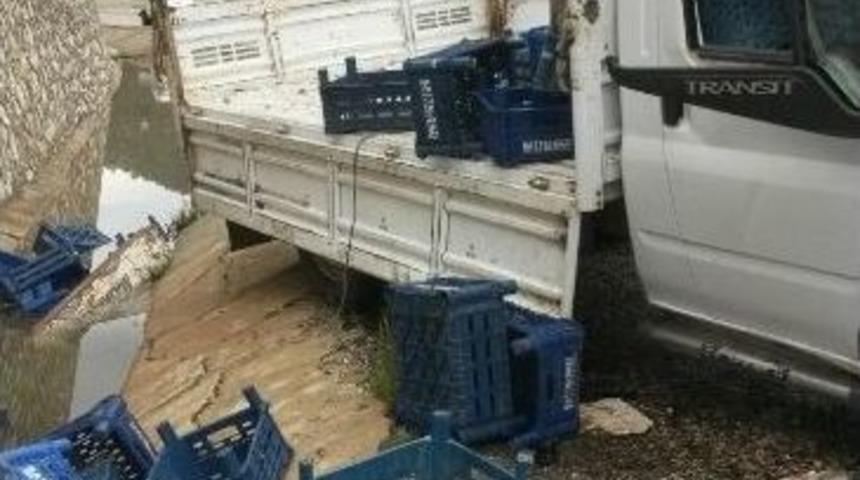 Kamyonet Şarampole Yuvarlandı: &Uuml;&ccedil; Yaralı