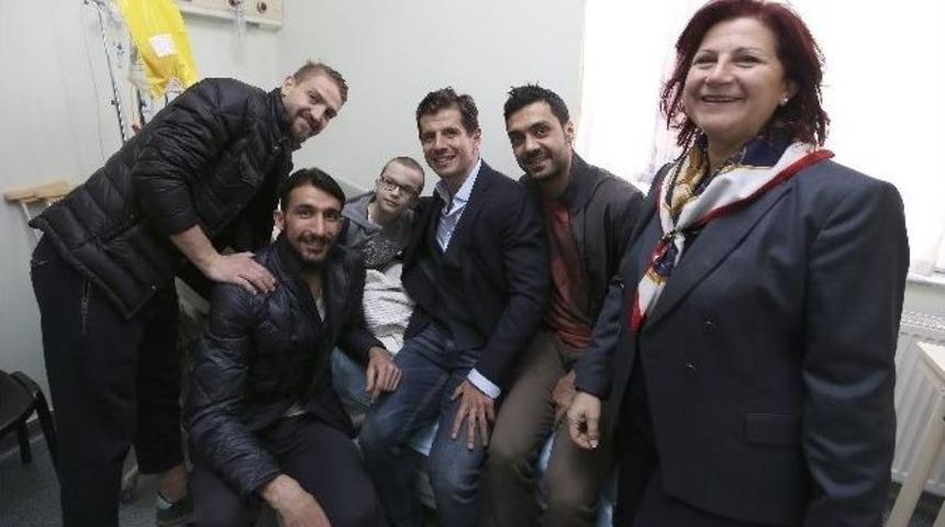 Fenerbah&ccedil;e&rsquo;nin Yıldızlarından Anlamlı Ziyaret