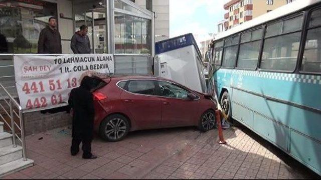 Direği Devirdi, Araçları Ezdi, Atm'ye Çarptı