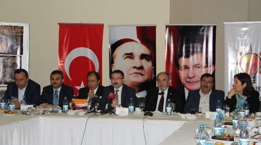 Ak Partili Adaylar Gazetecilerle Bir Araya Geldi
