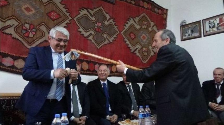 Eski İ&ccedil;işleri Bakanı Ala, Aşıklar Otağını Ziyaret Etti