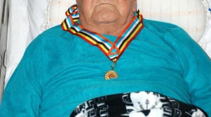 Kore Gazisi'ne Yoğun Bakımda Onur Madalyası