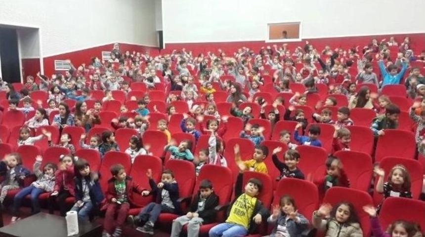 Yardım Sevenler Derneği&rsquo;nden Minik &Ouml;ğrencilere Jest