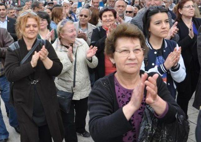 Denizli'de Chp'den 'milletçe Alkışlıyoruz' Eylemi