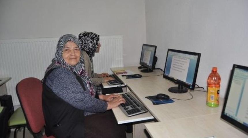 70&rsquo;lik Nine Kızıyla Yazışabilmek İ&ccedil;in 10 Parmak Klavye &Ouml;ğrendi