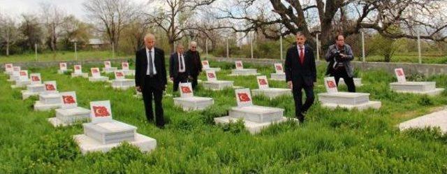 Mhp'li Aday 1915'te Ermenilerin Katlettiği Askerlerin Yattığı Şehitliği Ziyaret Etti