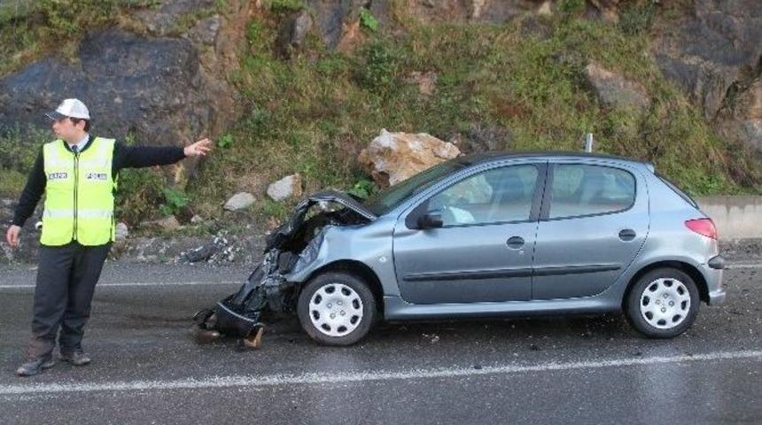 Ambulans İle Otomobil &Ccedil;arpıştı: 1 Yaralı
