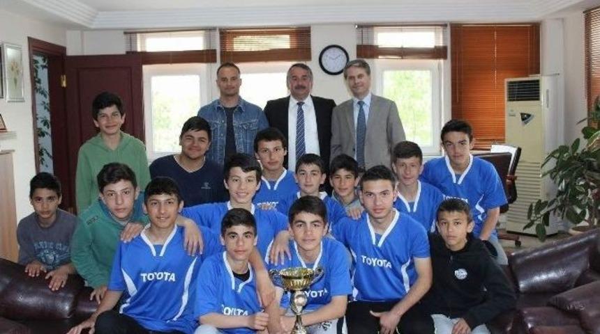 Şampiyon &Ouml;ğrencilerden Başkan Karakulluk&ccedil;u&rsquo;ya Ziyaret