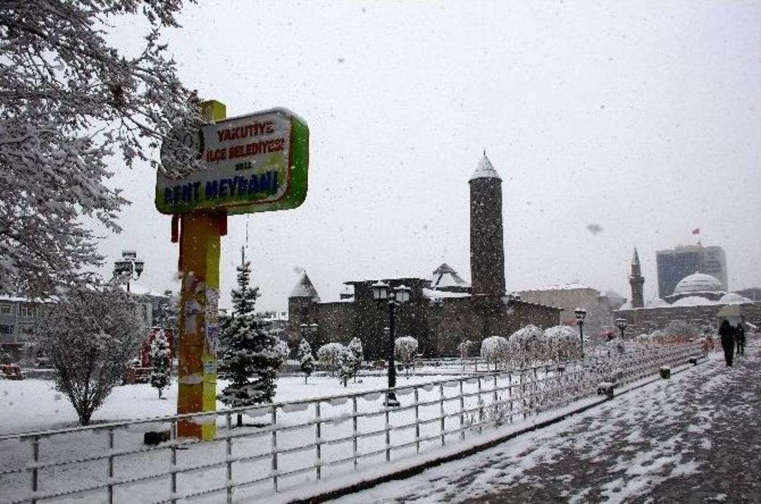 Erzurum&rsquo;da Kar Yağışı