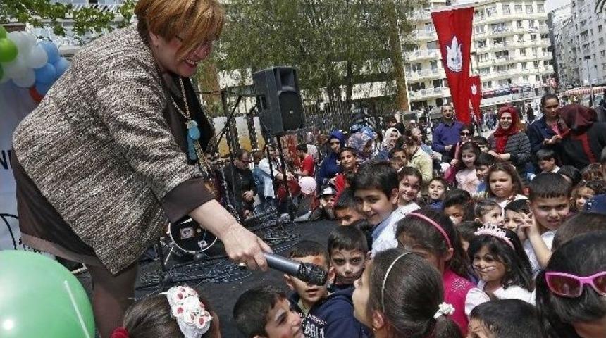 İzmir&rsquo;de 23 Nisan&rsquo;ı Coşkuyla Kutladılar