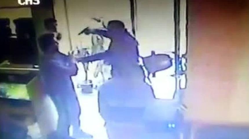 (&ouml;zel Haber) İnternet Kafeye Silahlı Baskın Kamerada