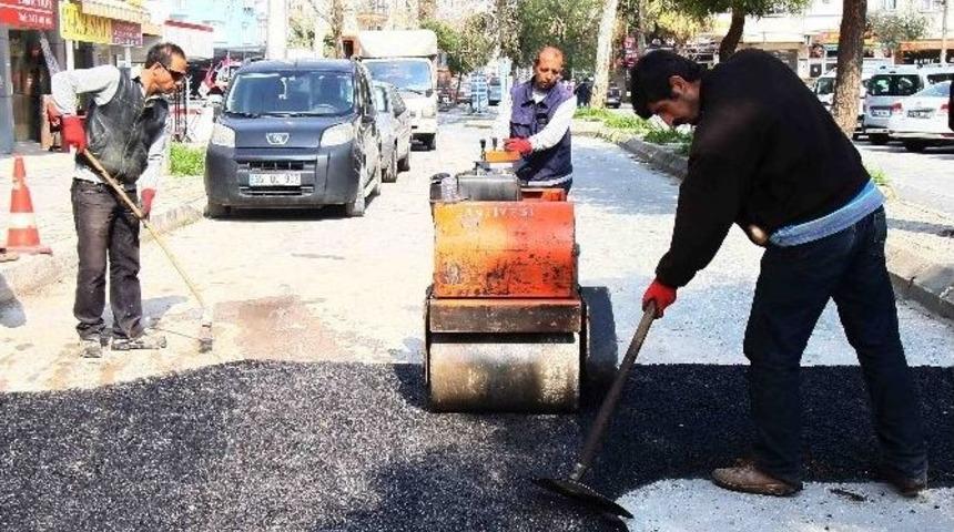 Bayraklı’da Yıpranan Yollar Asfaltlanıyor