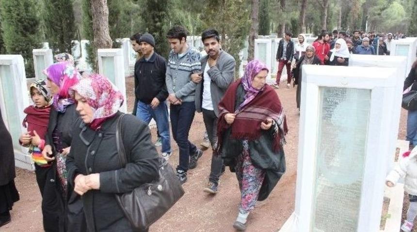 Şehitliklere Ziyaret&ccedil;i Akını
