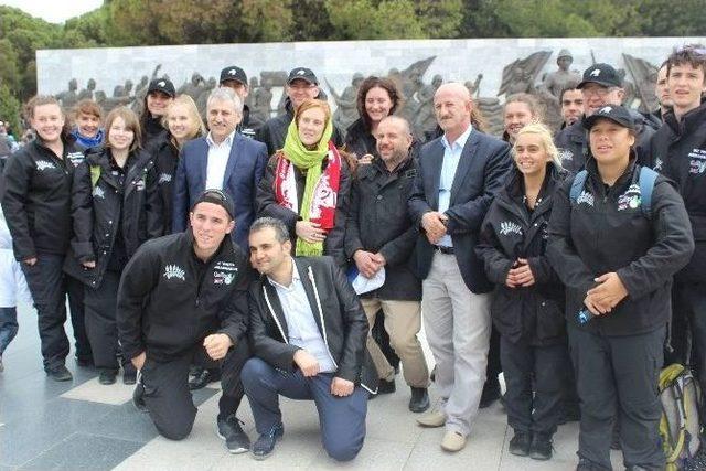 Şehitliklere Ziyaret&ccedil;i Akını 1