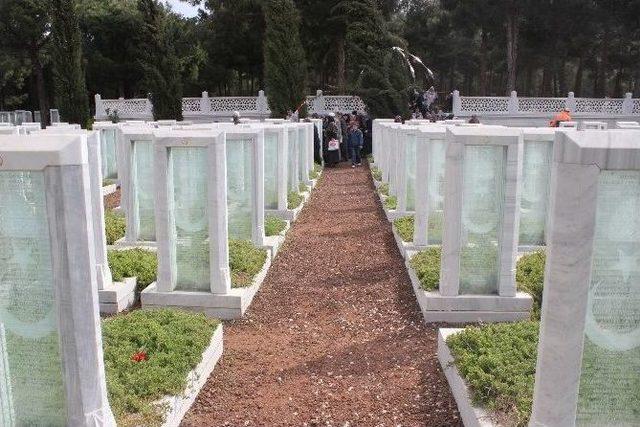 Şehitliklere Ziyaret&ccedil;i Akını 2