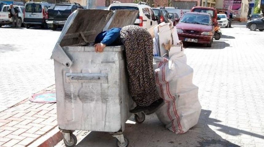 Ayşe Nine Ekmeğini &Ccedil;&ouml;pten &Ccedil;ıkarıyor