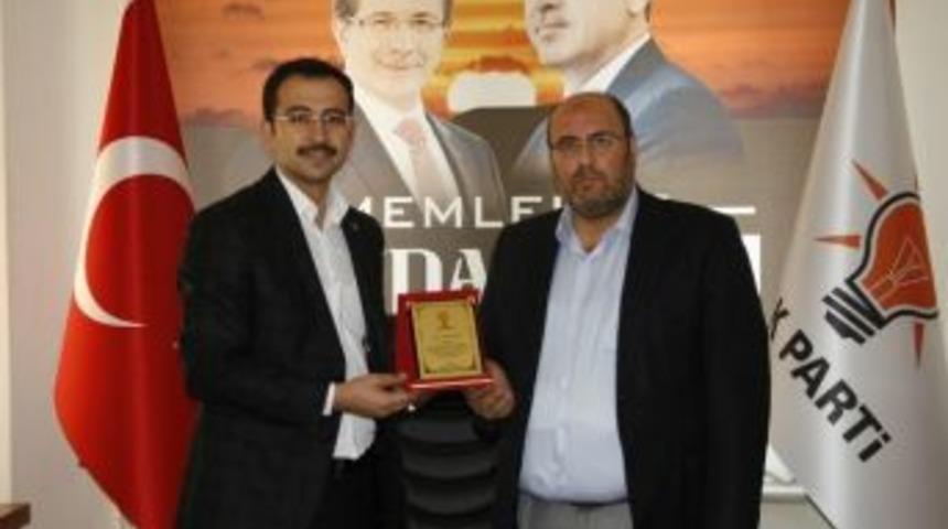 Ak Parti İl Başkanı Tanrıver&rsquo;den Aday Adaylarına Teşekk&uuml;r Plaketi