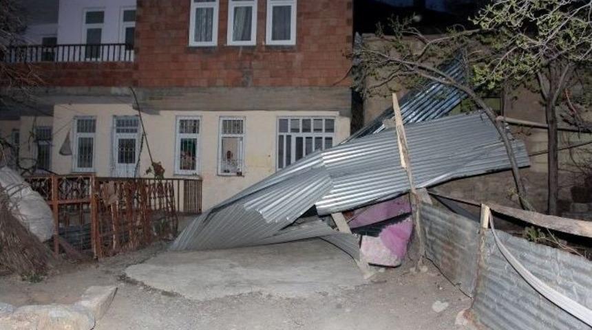 R&uuml;zgar İş Yeri Ve Evlerin &Ccedil;atılarını U&ccedil;urdu