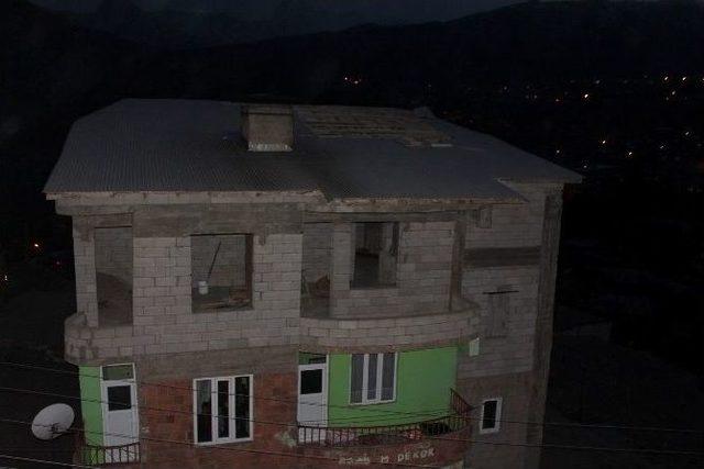 R&uuml;zgar İş Yeri Ve Evlerin &Ccedil;atılarını U&ccedil;urdu 1