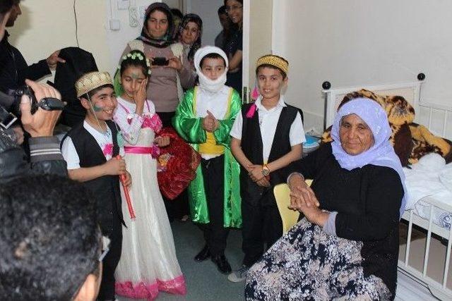 ‘yeşilay’ Hasta Çocukları Ziyaret Etti 1