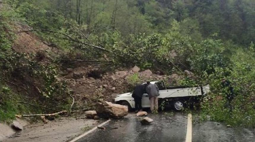 Rize&rsquo;De Heyelan Karayolunu Ulaşıma Kapattı