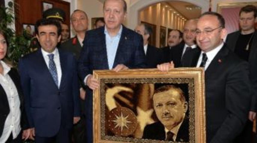 Başkan &Uuml;z&uuml;lmez&rsquo;den, Cumhurbaşkanına Hediye Halı