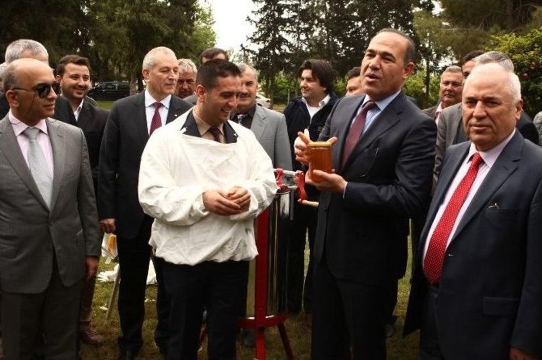 Sezonun İlk Narenciye Balı Devlet Bah&ccedil;eli&rsquo;ye