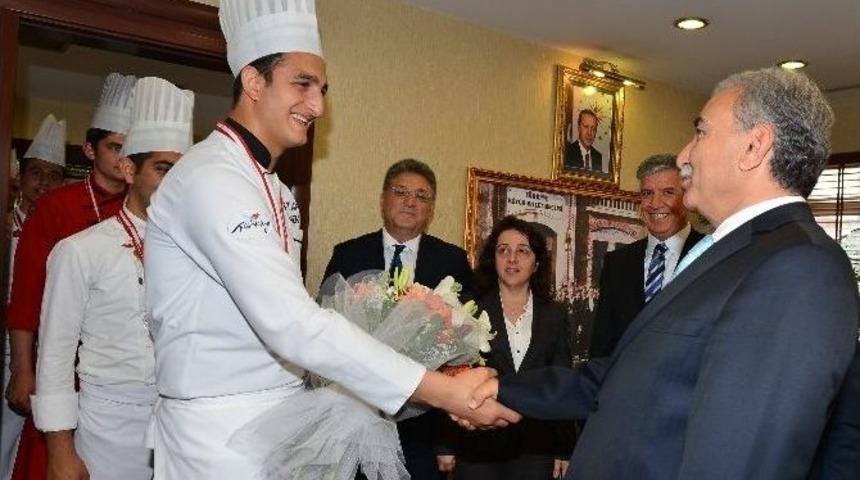 Lezzetin Ustaları, Madalya Gururu Ve Sevin&ccedil;lerini Vali B&uuml;y&uuml;k İle Paylaştı