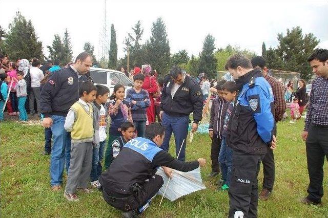 Öğrenci Ve Velileri Uçurtma Şenliğinde Doyasıya Eğlendi