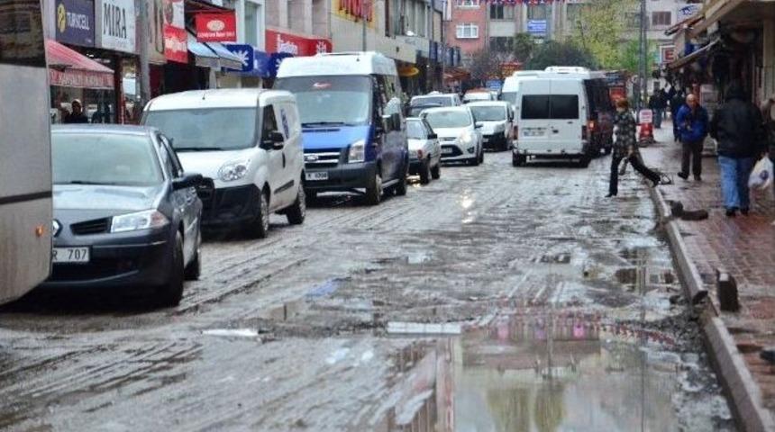 Belediye Yapmayınca &Ccedil;&ouml;z&uuml;m&uuml; Esnaf Buldu