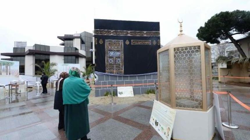 &Uuml;sk&uuml;dar'da Kabe Maketi Ile Selfie