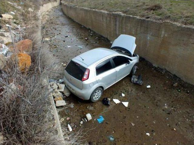 Otomobil Su Kanalına Uçtu: 1 Yaralı