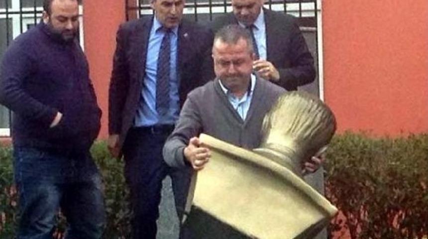 Gebze'de Atat&uuml;rk B&uuml;st&uuml;'ne Baltalı Saldırı