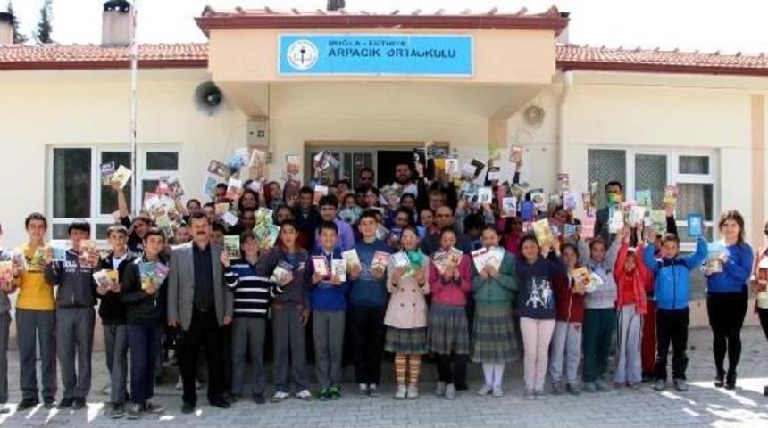 K&uuml;t&uuml;phane Kurmak Isteyen Okula, Sosyal Medya &Uuml;zerinden Kitap Yağdı