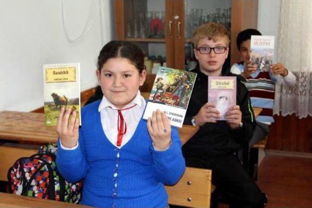 Kütüphane Kurmak Isteyen Okula, Sosyal Medya Üzerinden Kitap Yağdı