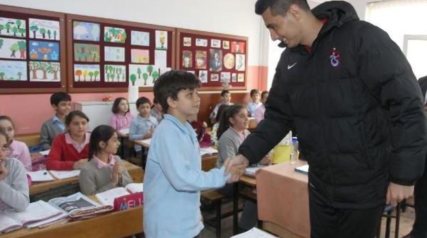 Trabzonsporlu Cardozo'dan Okulun Sınıf Başkanına Ziyaret